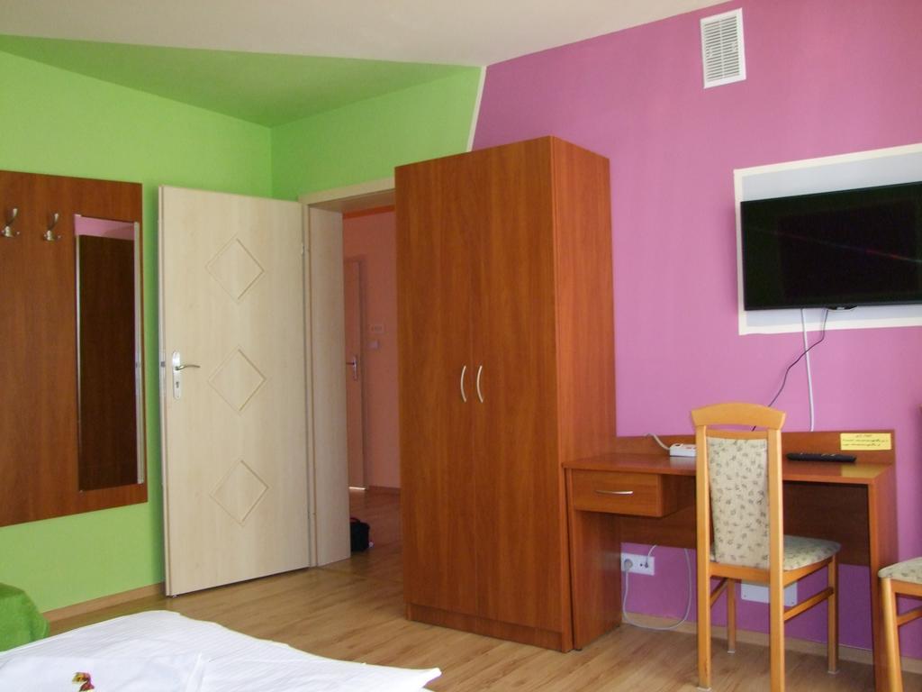 Warnenczyka 85A Bezplatny Parking, Faktura, Prywatna Lazienka, Klimatyzacja Rzeszow Room photo